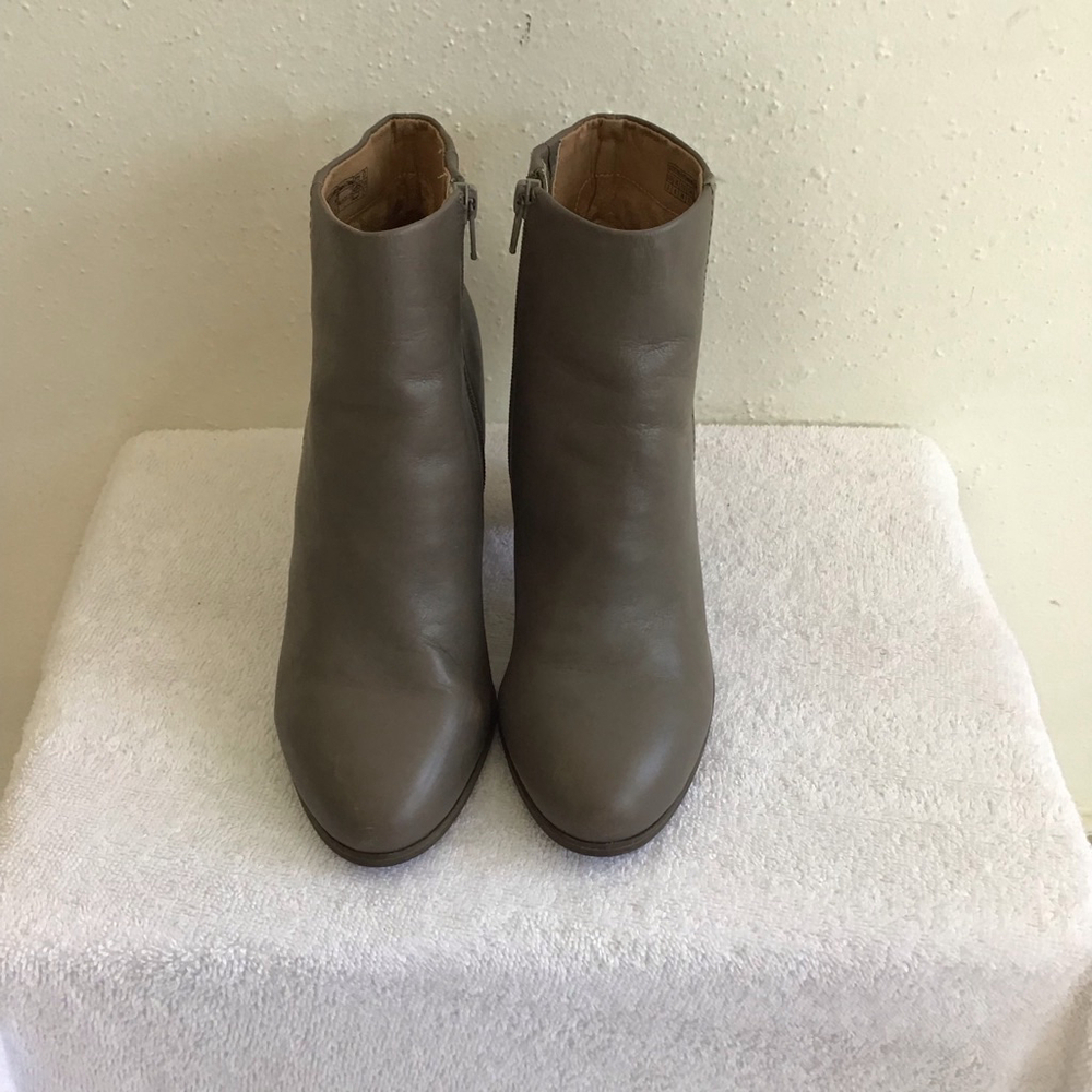 Vionic Women Stylish Gray Ankle Boots & Booties Size 8 with Brown Heels - Picture 3 of 10